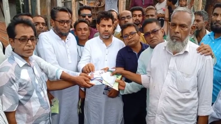 ফরিদপুরে অগ্নিকাণ্ডে ক্ষতিগ্রস্ত ব্যবসায়ীদের আর্থিক অনুদান