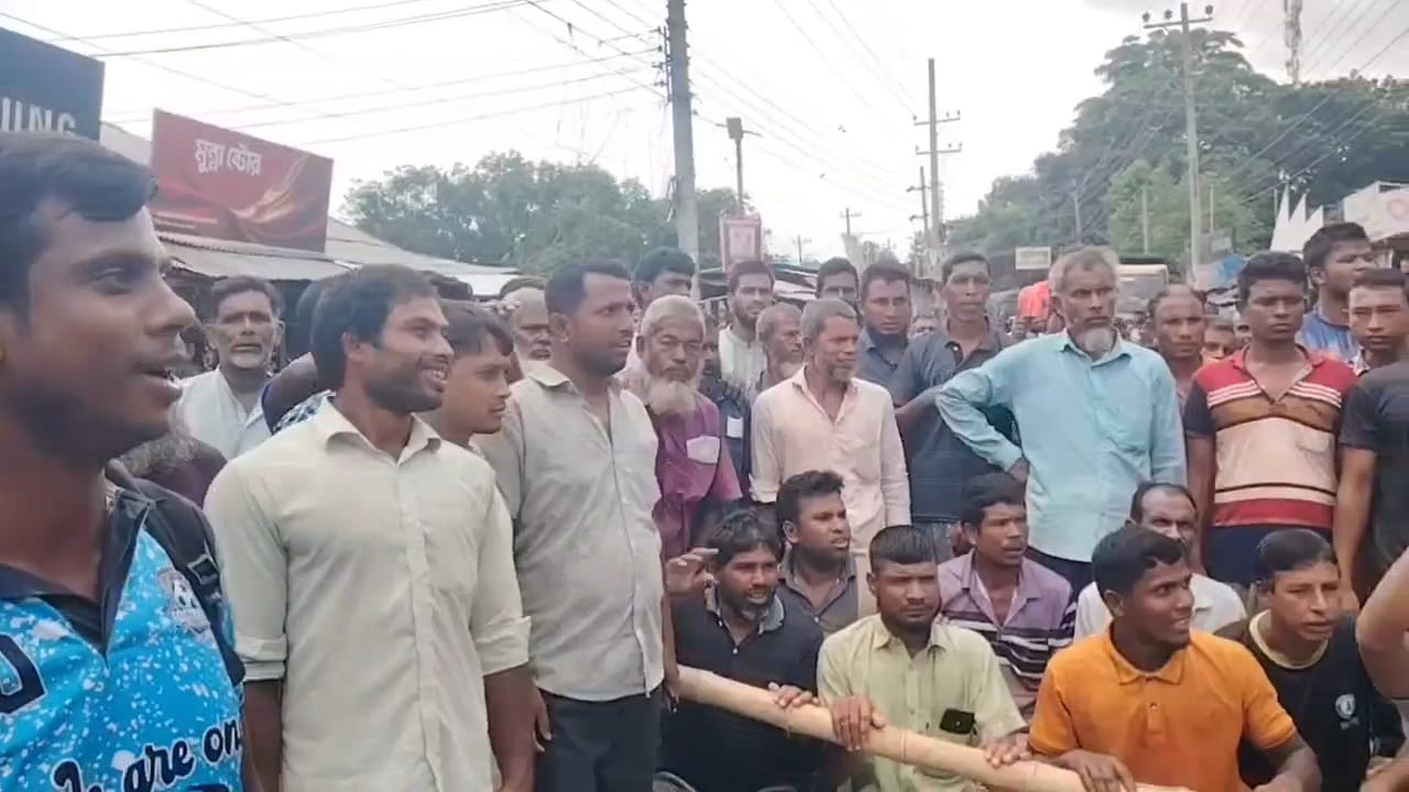 লালমনিরহাটে সারের দাবিতে মহাসড়ক অবরোধ
