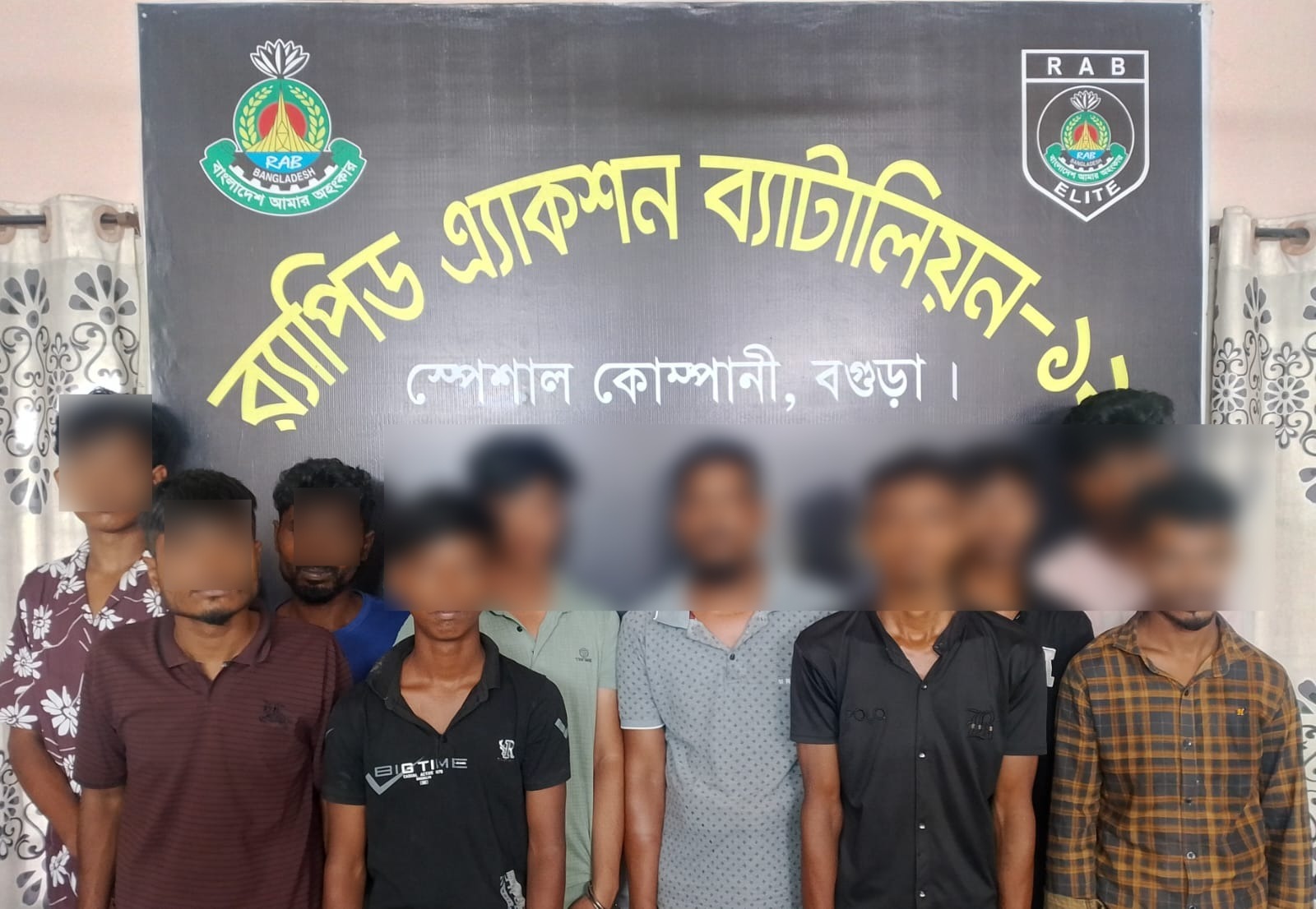 বগুড়ায় কিশোর গ্যাং ‘জালাল গ্রুপে’ র‌্যাবের হানা, অস্ত্র-ইয়াবাসহ গ্রেপ্তার ১১