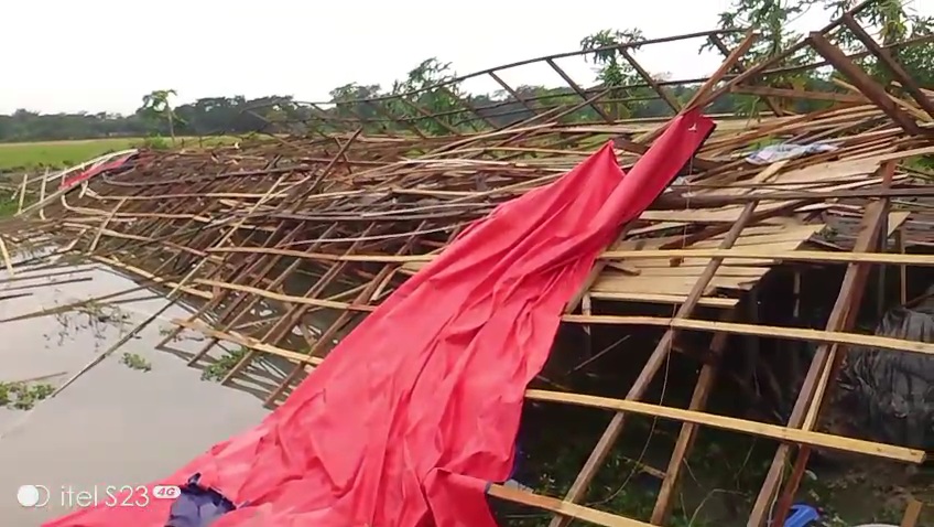 ৭ মিনিটের ঝড়ে উড়ে গেল জাহাঙ্গীরের স্বপ্নের মুরগির খামার, ক্ষতি প্রায় ১০ লাখ টাকা