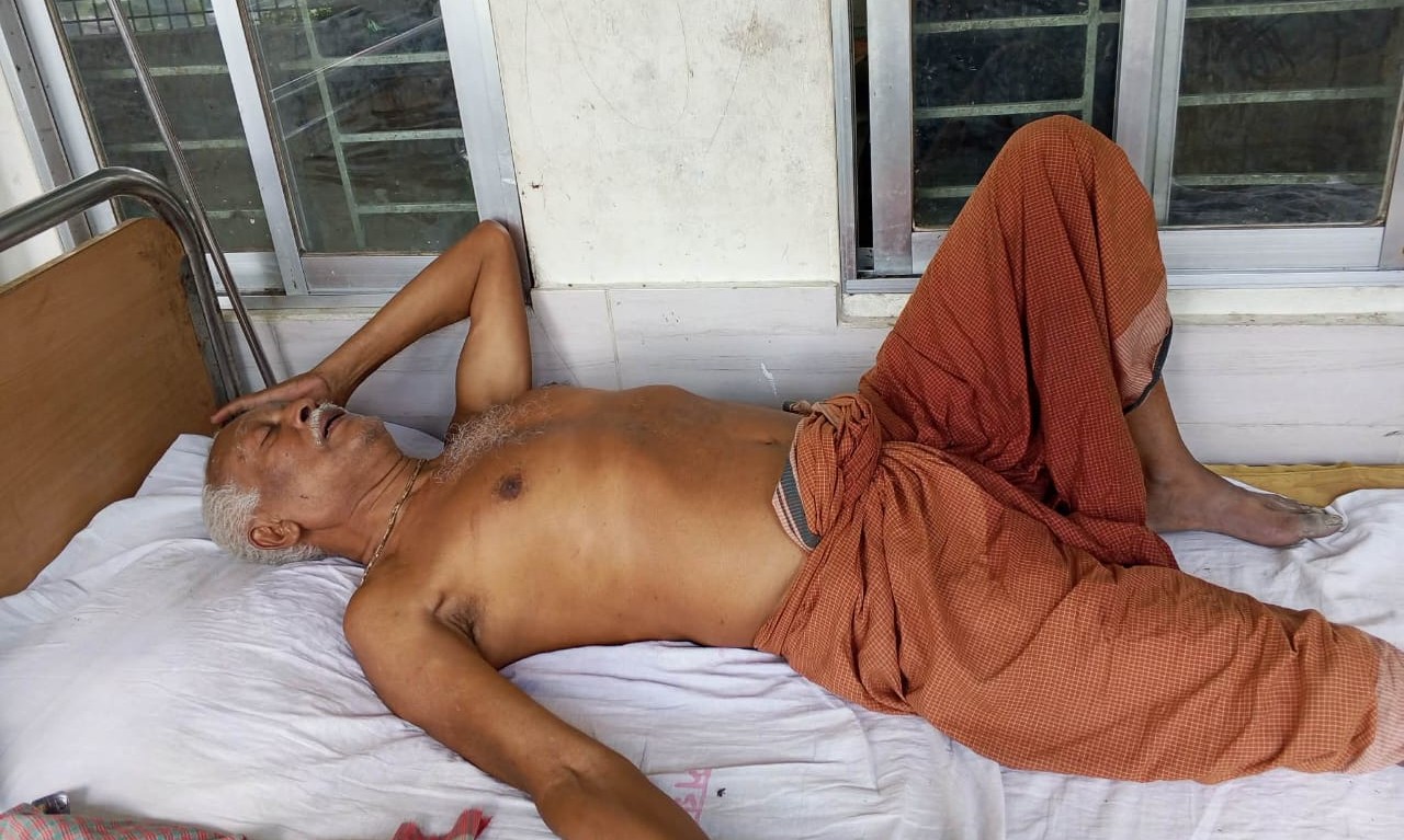 বাগেরহাটে বৃদ্ধকে হত্যাচেষ্টার অভিযোগ, ছেলেসহ আরও দু’জনের উপর ফের হামলা
