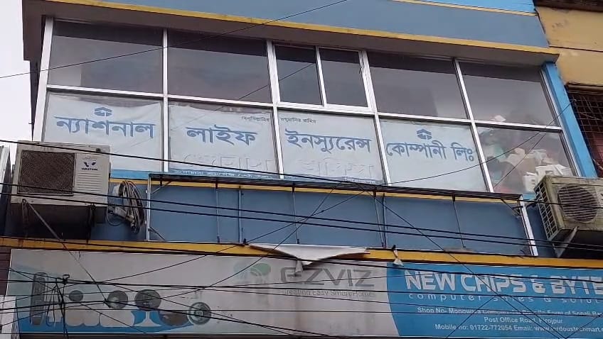 সরকারি নিয়ম অমান্য করে পিরোজপুরে ন্যাশনাল লাইফ ইন্স্যুরেন্স এর কার্যক্রম পরিচালিত
