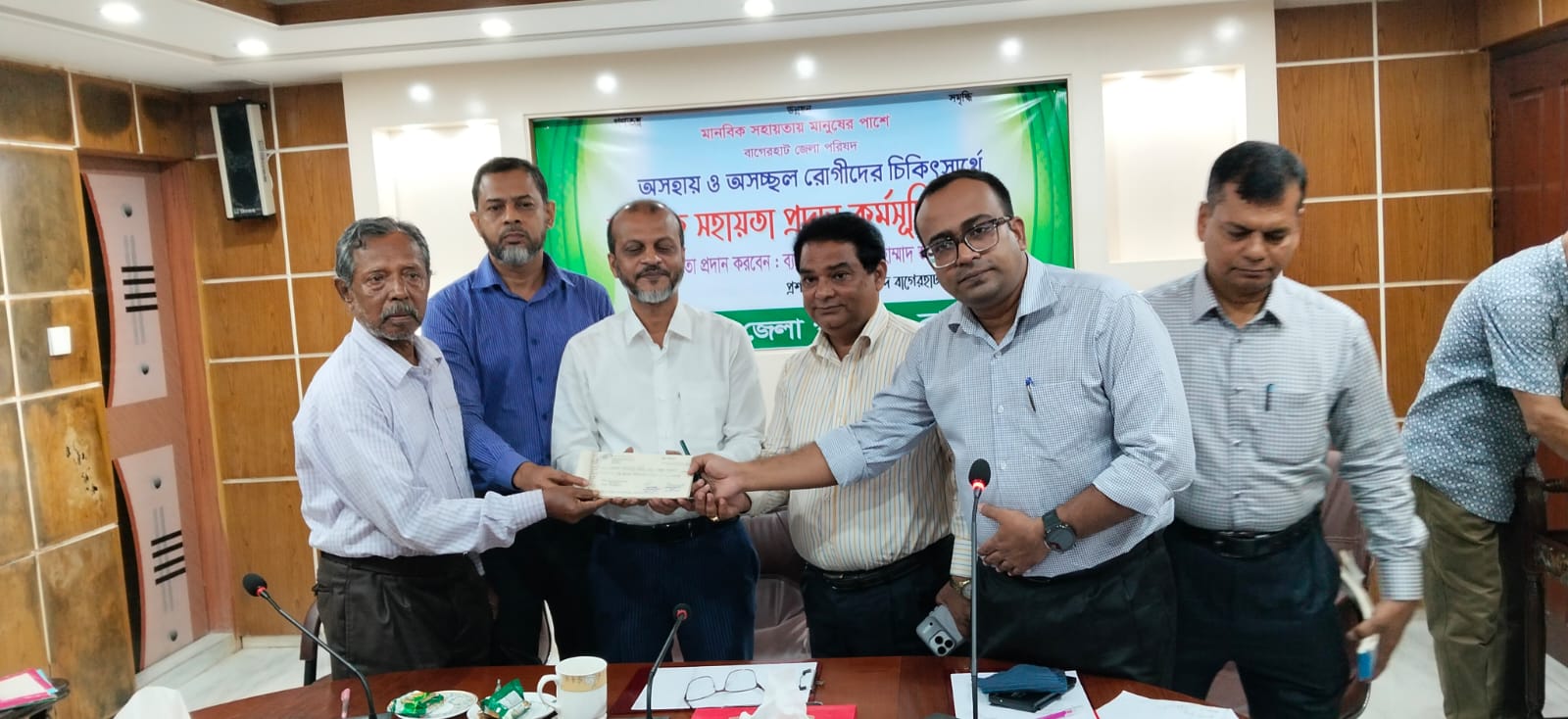 বাগেরহাটে চিকিৎসার জন্য আর্থিক সহায়তা পেলেন ১৩ জন অসচ্ছল ব্যক্তি