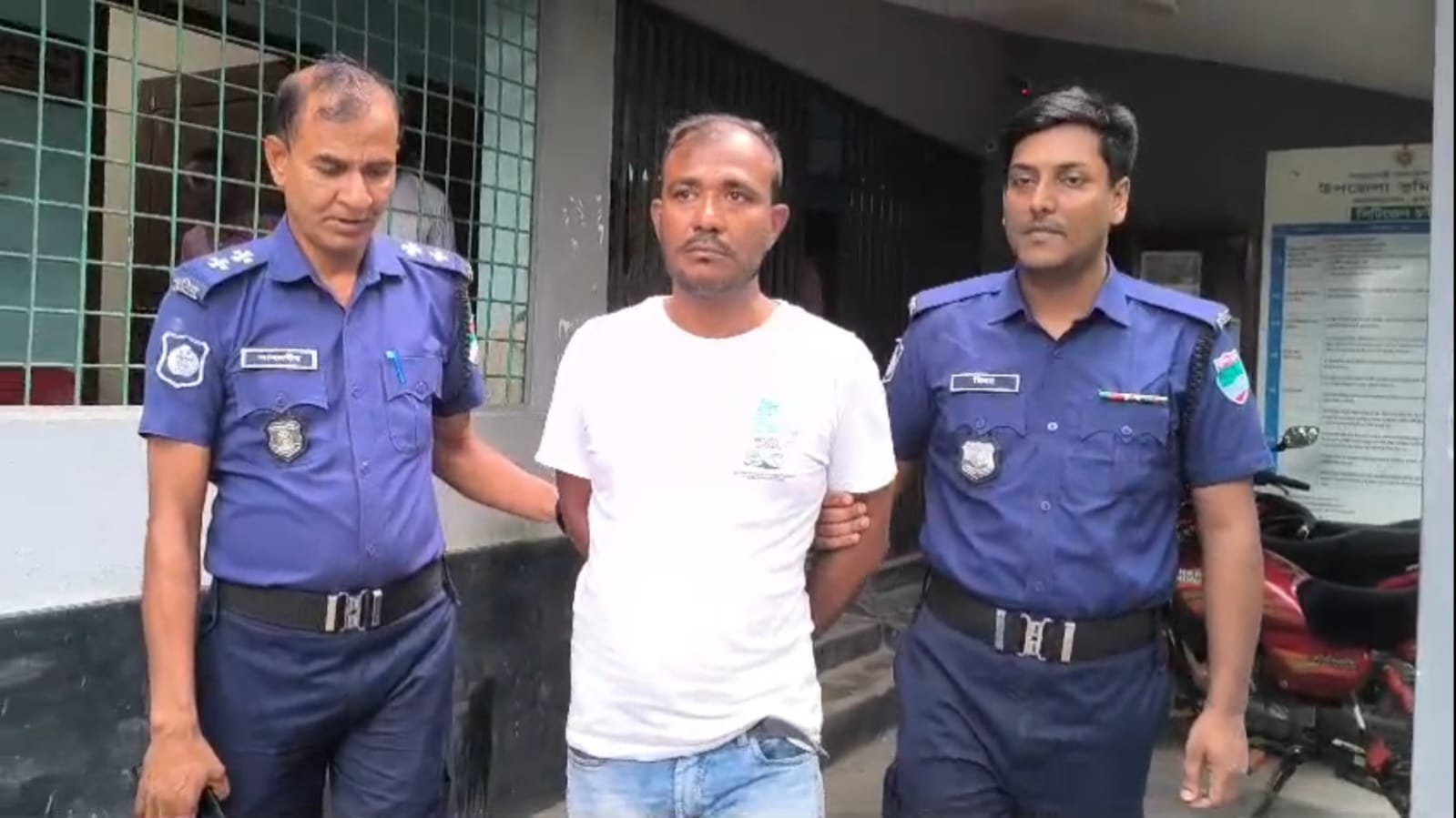 আলমডাঙ্গা ভূমি অফিসে সাংবাদিক পরিচয়ে চাঁদা দাবি, ভ্রাম্যমান আদালতে ১৫ দিনের জেল
