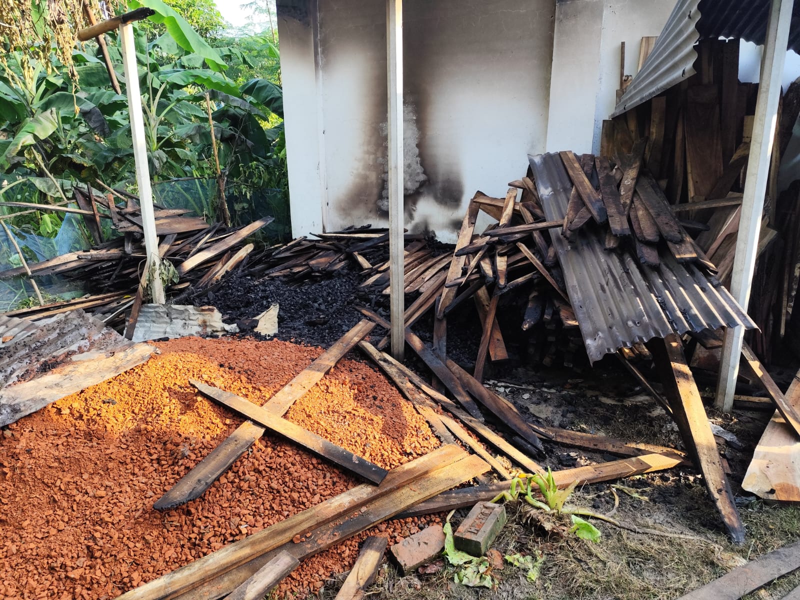 কালীগঞ্জে আ.লীগ নেতার ফার্নিচারের দোকানে আগুন নাশকতা নাকি দুর্ঘটনা, ক্ষয়ক্ষতি নিয়ে মালিক-ফায়ার সার্ভিসের ভিন্ন দাবি