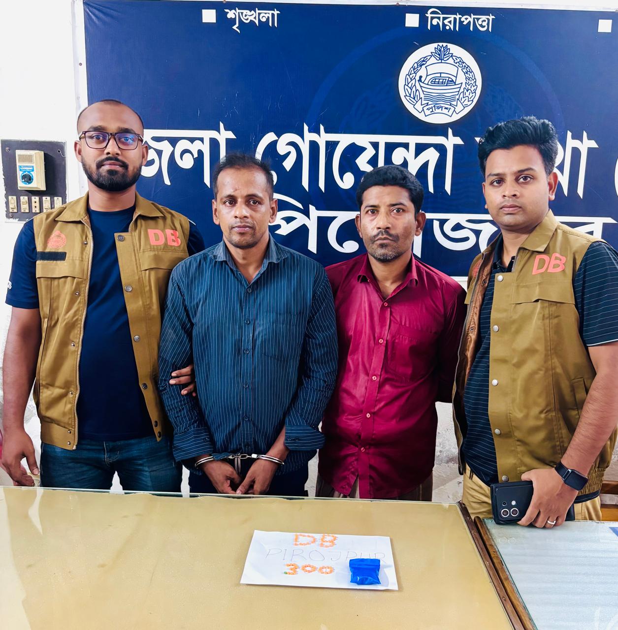 পিরোজপুরের ভাণ্ডারিয়ায় ৩০০ ইয়াবাসহ দুই মাদক কারবারি গ্রেপ্তার