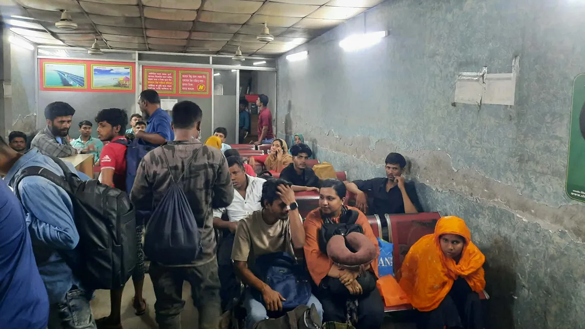 আব্দুল্লাহপুরে ঘরমুখো মানুষের ঢল: বাস সংকট ও তিনগুণ ভাড়ায় চরম ভোগান্তি