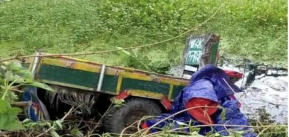 নড়াইলে অটোভ্যান খাদে পড়ে চালক নিহত