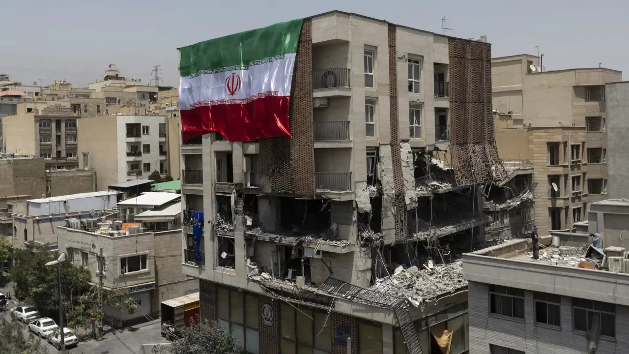 যুদ্ধে নিজেদের প্রায় ৩৩ লাখ কোটি টাকা ক্ষয়ক্ষতির তথ্য দিলো ইরান