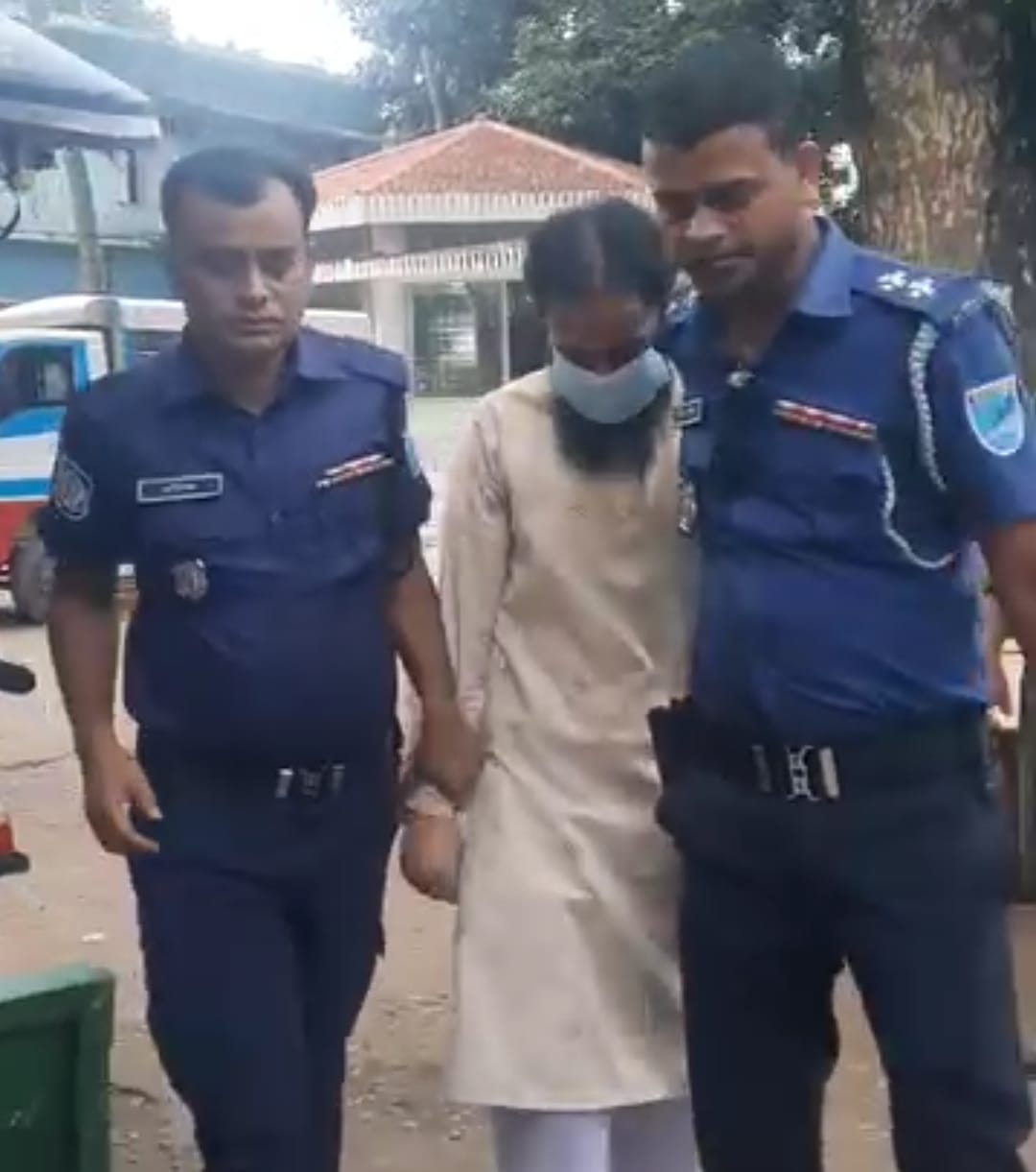 পঞ্চম শ্রেণীর এক ছাত্রীকে যৌন নিপীড়নের অভিযোগে সাভারের এক মাদ্রাসার প্রধান শিক্ষক আটক