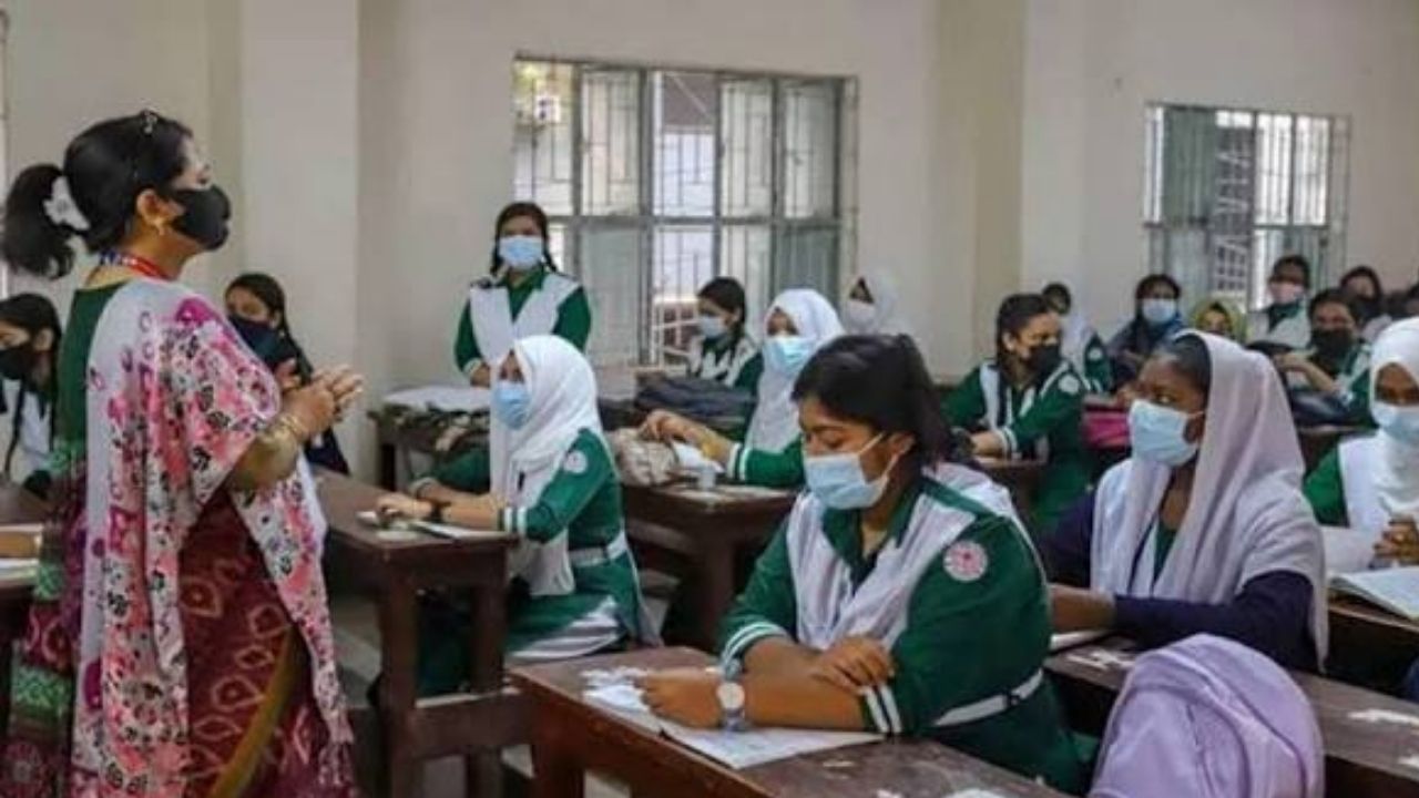 পে-স্কেলে এমপিওভুক্ত শিক্ষকদের অন্তর্ভুক্ত করে প্রজ্ঞাপনের দাবি