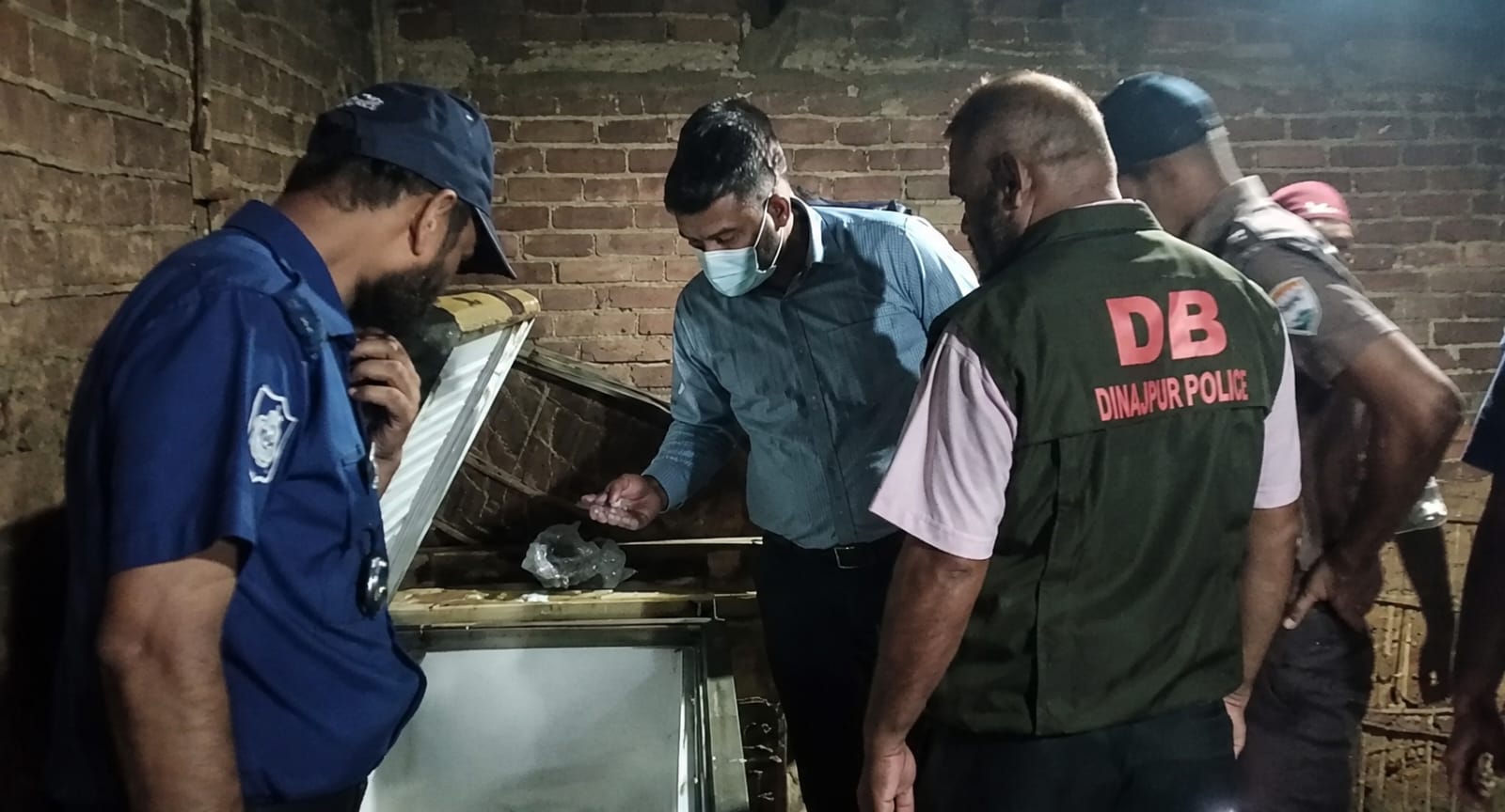 পার্বতীপুরে নিরাপদ খাদ্য আইনে অভিযান, চার প্রতিষ্ঠানকে ৫ লাখ টাকা জরিমানা