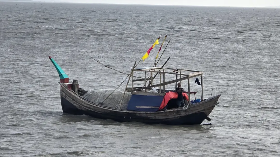 বৈরী আবহাওয়ায় ট্রলারের ইঞ্জিন বিকল, ৫ দিন ধরে সাগরে ভাসছেন ১৮ জেলে