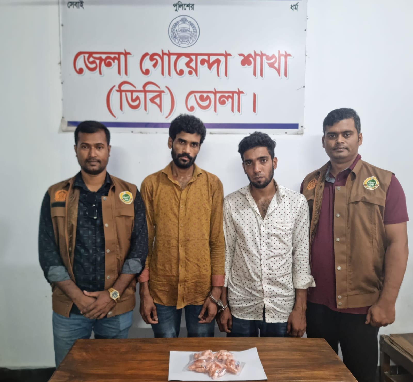 ভোলায় ইয়াবাসহ দুই যুবককে আটক করেছে  পুলিশ।
