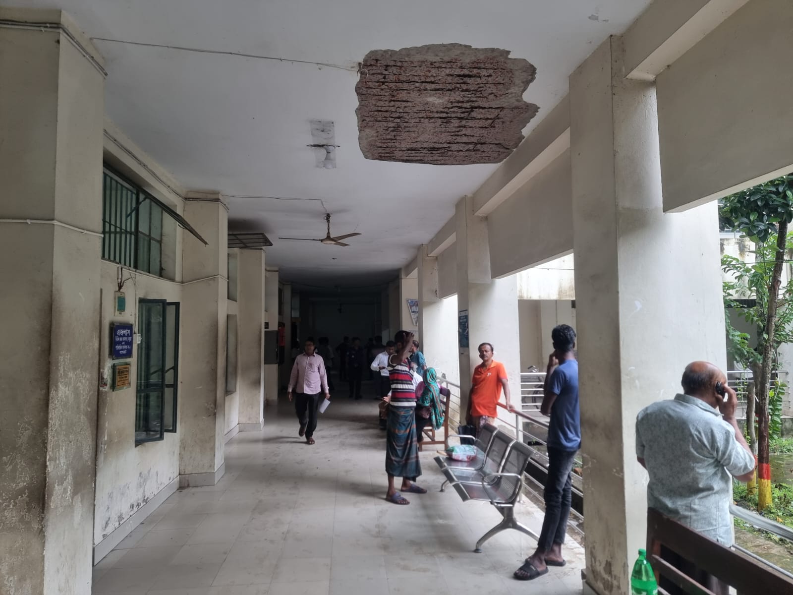 বাগেরহাটে আদালত ভবনের পলেস্তারা খসে আহত ৫ বিচারপ্রার্থী