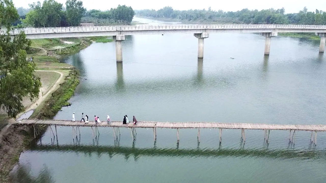 অকেজো পড়ে আছে ৩০ কোটি টাকার সেতু, বাঁশের সাঁকোই ভরসা