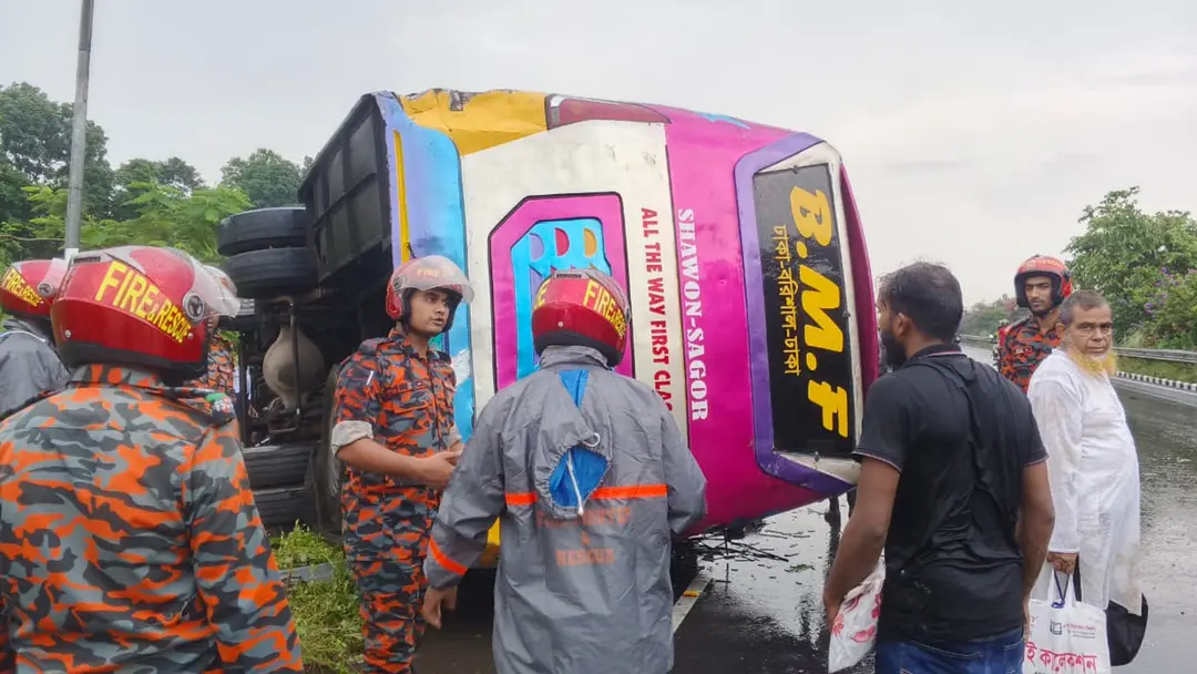 নিয়ন্ত্রণ হারিয়ে এক্সপ্রেসওয়েতে উল্টে গেল যাত্রীবাহী বাস