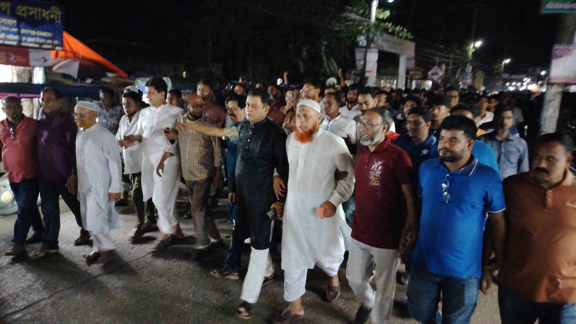 ভারপ্রাপ্ত রাষ্ট্রপতি হাফিজ উদ্দিন আহমেদের জন্মভুমি ভোলার লালমোহনে আনন্দ মিছিল