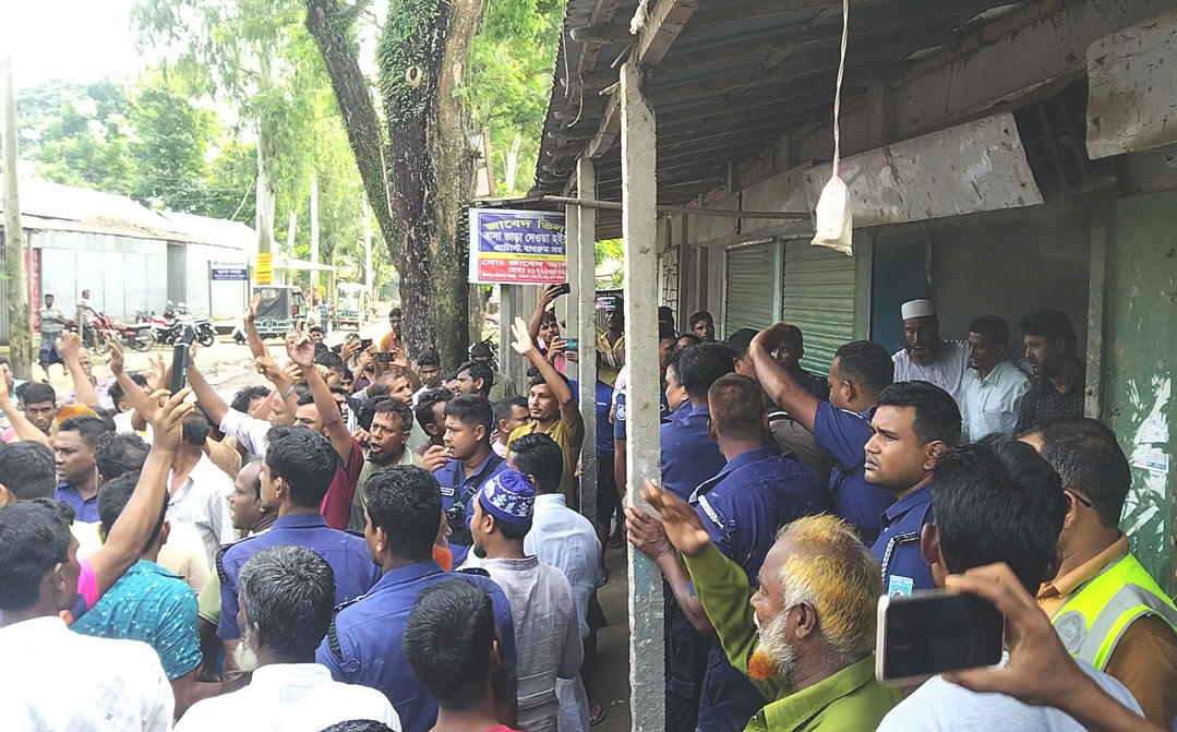 কুড়িগ্রামে সারের দাবীতে সড়ক অবরোধ:  উপ সহকারী কৃষি কর্মকর্তা অবরুদ্ধ