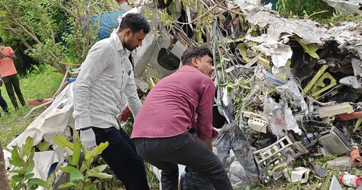 উড্ডয়নের ২০ মিনিট পরই বিধ্বস্ত প্রশিক্ষণ বিমান, নিহত ২ পাইলট