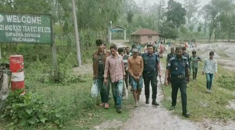 দেশীয় অস্ত্র ও মাইক্রোবাস সহ দশ ডাকাত দলের সদস্য পঞ্চগড়ে আটক