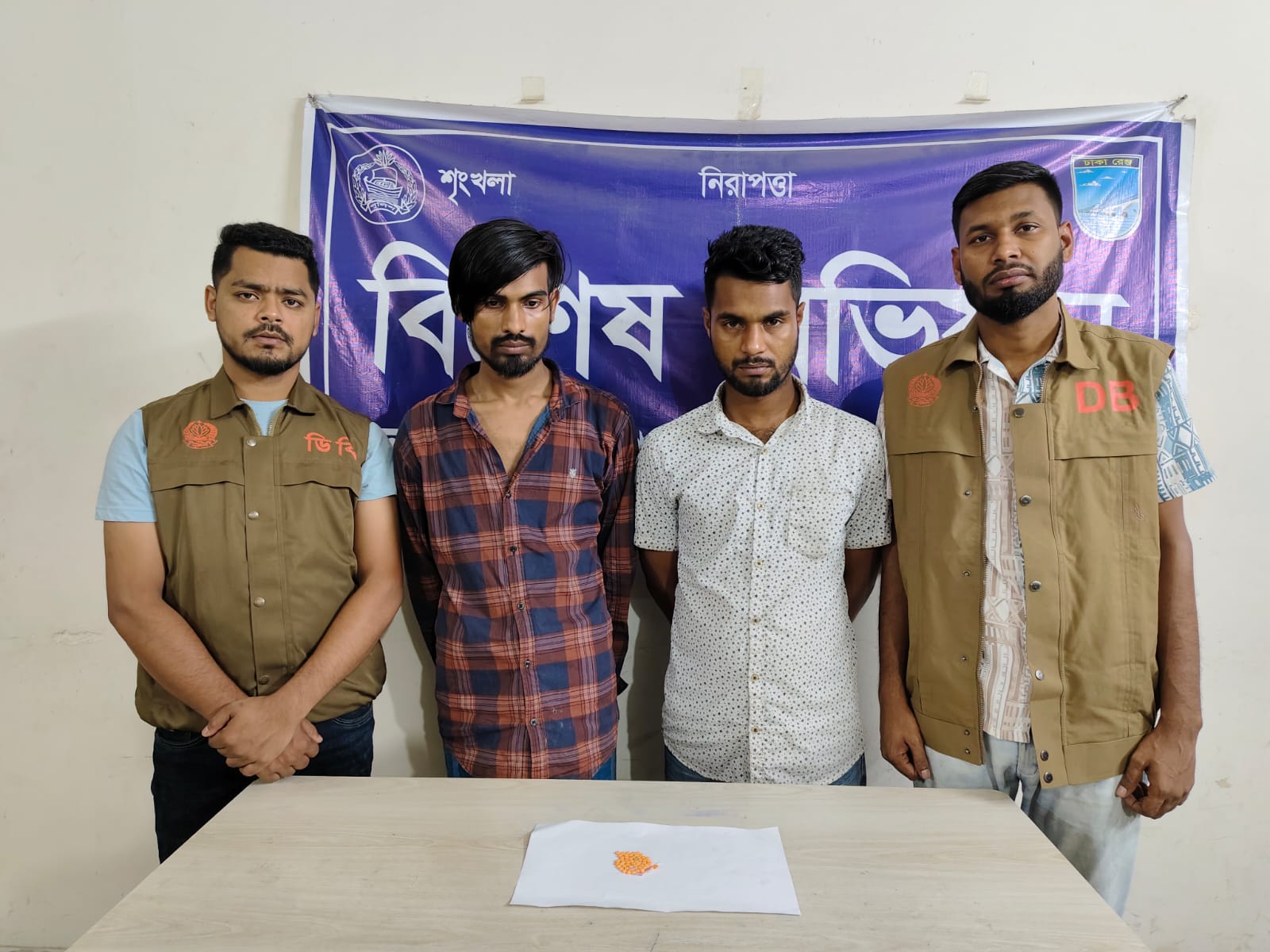 ধামরাইয়ে ইয়াবাসহ দুই মাদক ব্যবসায়ী গ্রেপ্তার