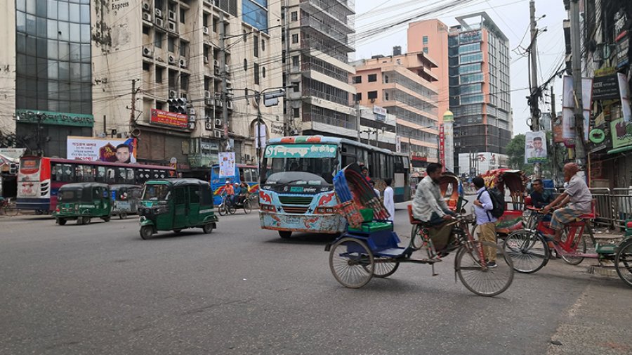 ঈদের দিন রাজধানীর সব রুটেই চলছে গণপরিবহন