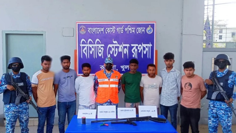 খুলনায় অস্ত্র-গুলিসহ সন্ত্রাসী গ্রুপের ৭ সদস্য আটক
