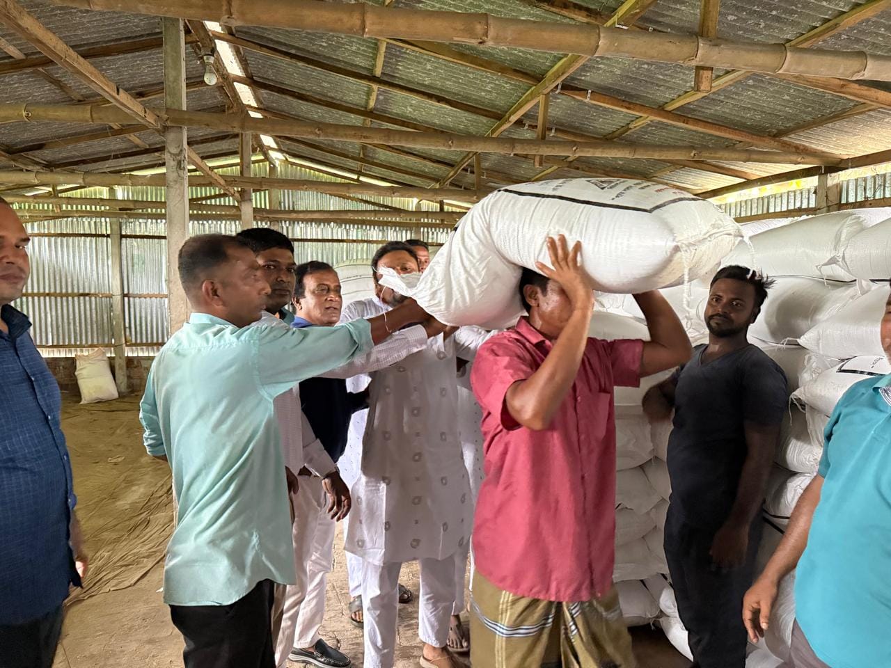 কুড়িগ্রামে সার লুটের নেপথ্যে ফেসবুক পোস্টের মাধ্যমে মব : তদন্তে আড়াল করা হয় প্রকৃত ঘটনা