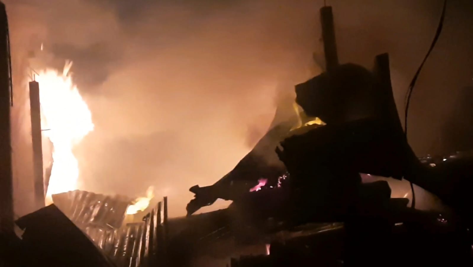 নারায়ণগঞ্জ শহরে গোডাউনে আগুন