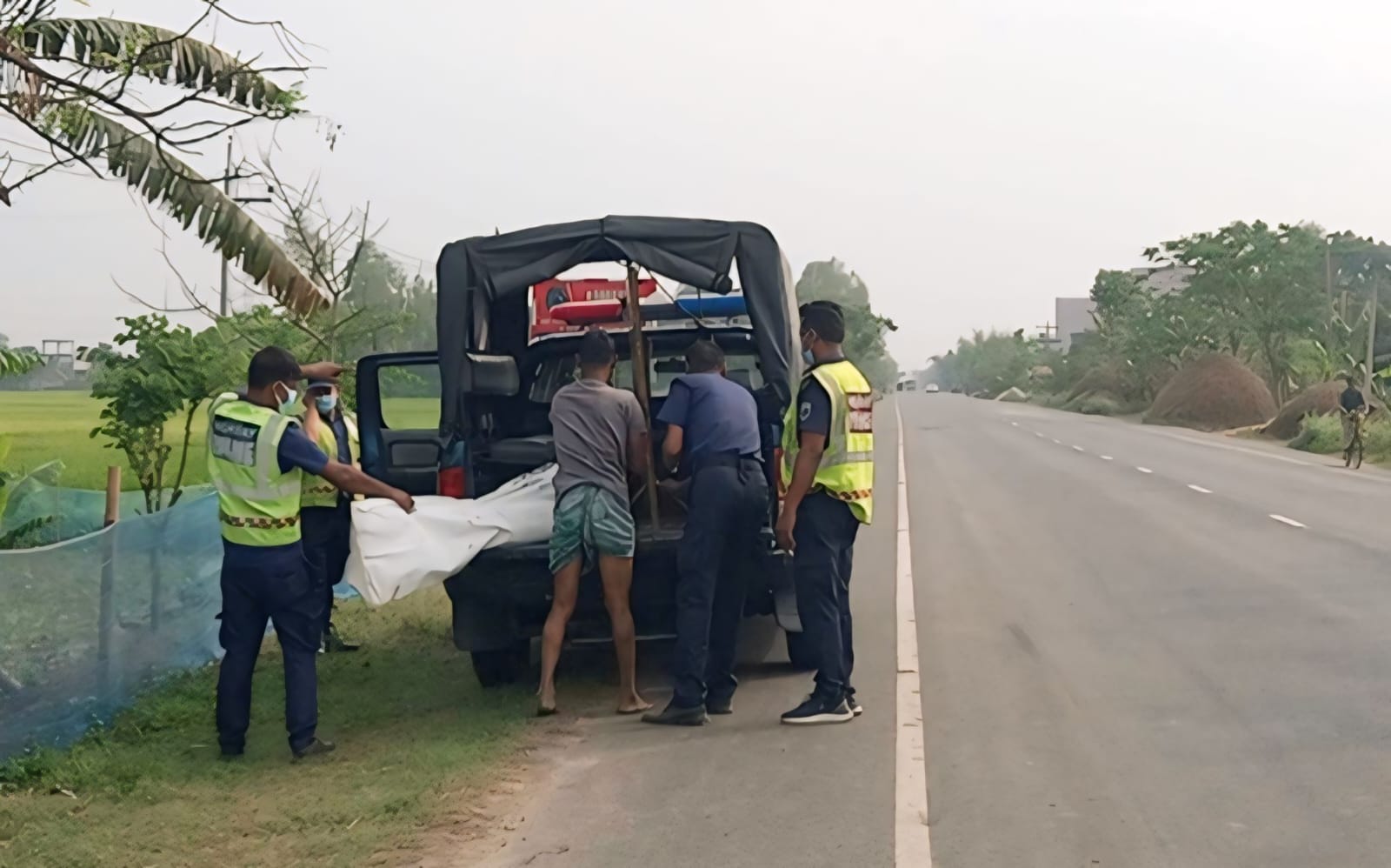 অজ্ঞাত নারীর মৃত্যু ঘিরে প্রশ্ন, তদন্তে পুলিশ