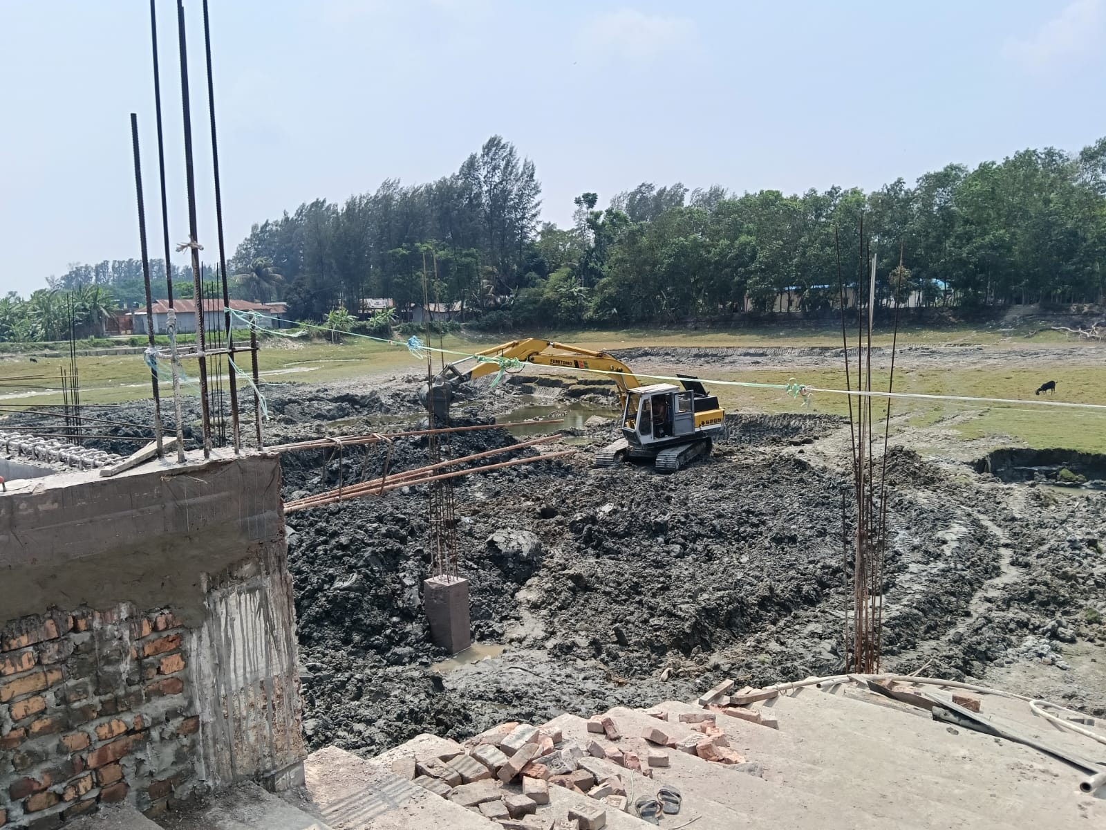 সরকারি জলমহলের মাটি কাটার অভিযোগ, প্রশাসনের নীরবতা নিয়ে প্রশ্ন