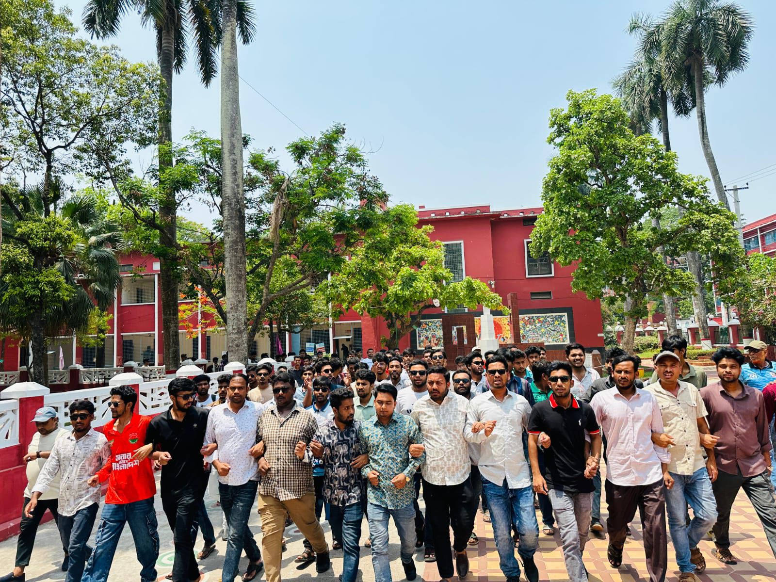 রাজশাহী কলেজে ছাত্রশিবিরের বিরুদ্ধে ছাত্রদলের বিক্ষোভ মিছিল