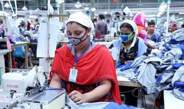 তৈরি পোশাক রপ্তানিতে বড় ধাক্কা, টিকে থাকতে কৌশল বদলের তাগিদ