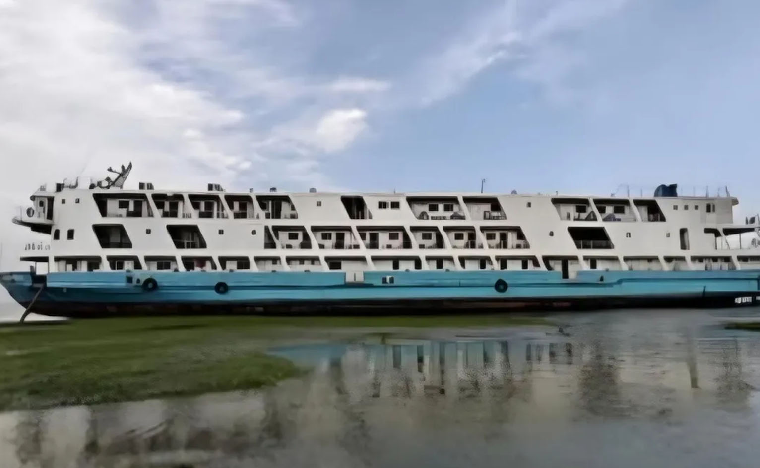 ঝড়ে মেঘনার চরে আটকা লঞ্চ, অল্পের জন্য রক্ষা পেল ৮০ যাত্রী