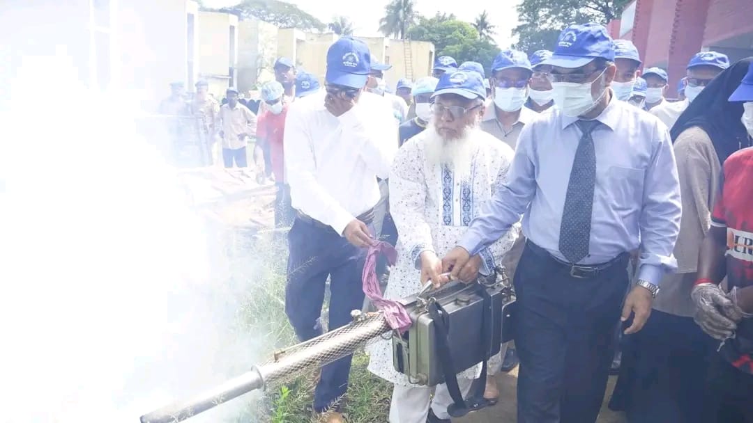 ডেঙ্গু প্রতিরোধে বাকৃবিতে পরিষ্কার-পরিচ্ছন্নতা ও মশক নিধন অভিযান