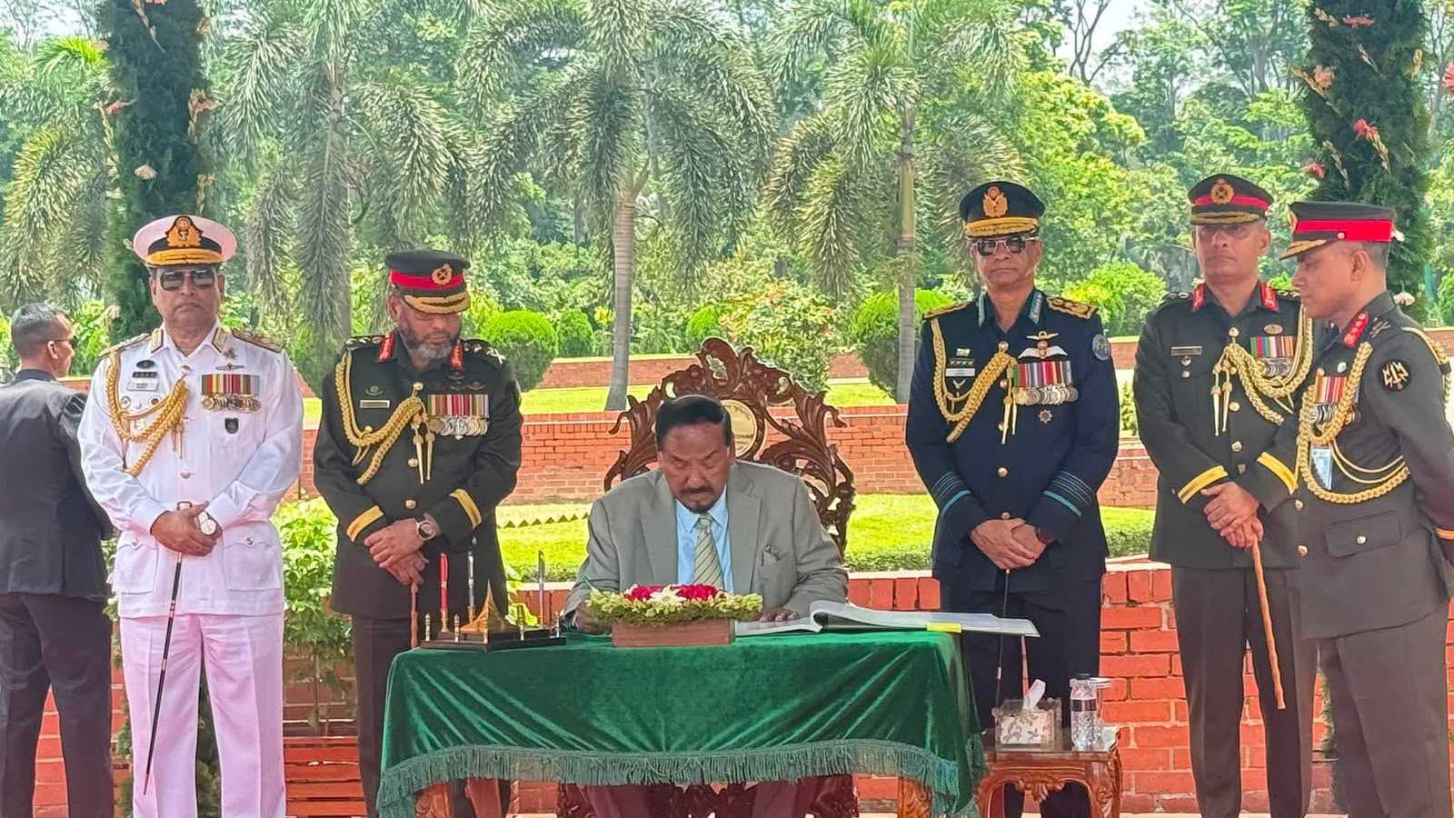 স্মৃতিসৌধের পরিদর্শন বইয়ে যা লিখলেন ভারপ্রাপ্ত রাষ্ট্রপতি হাফিজ উদ্দিন