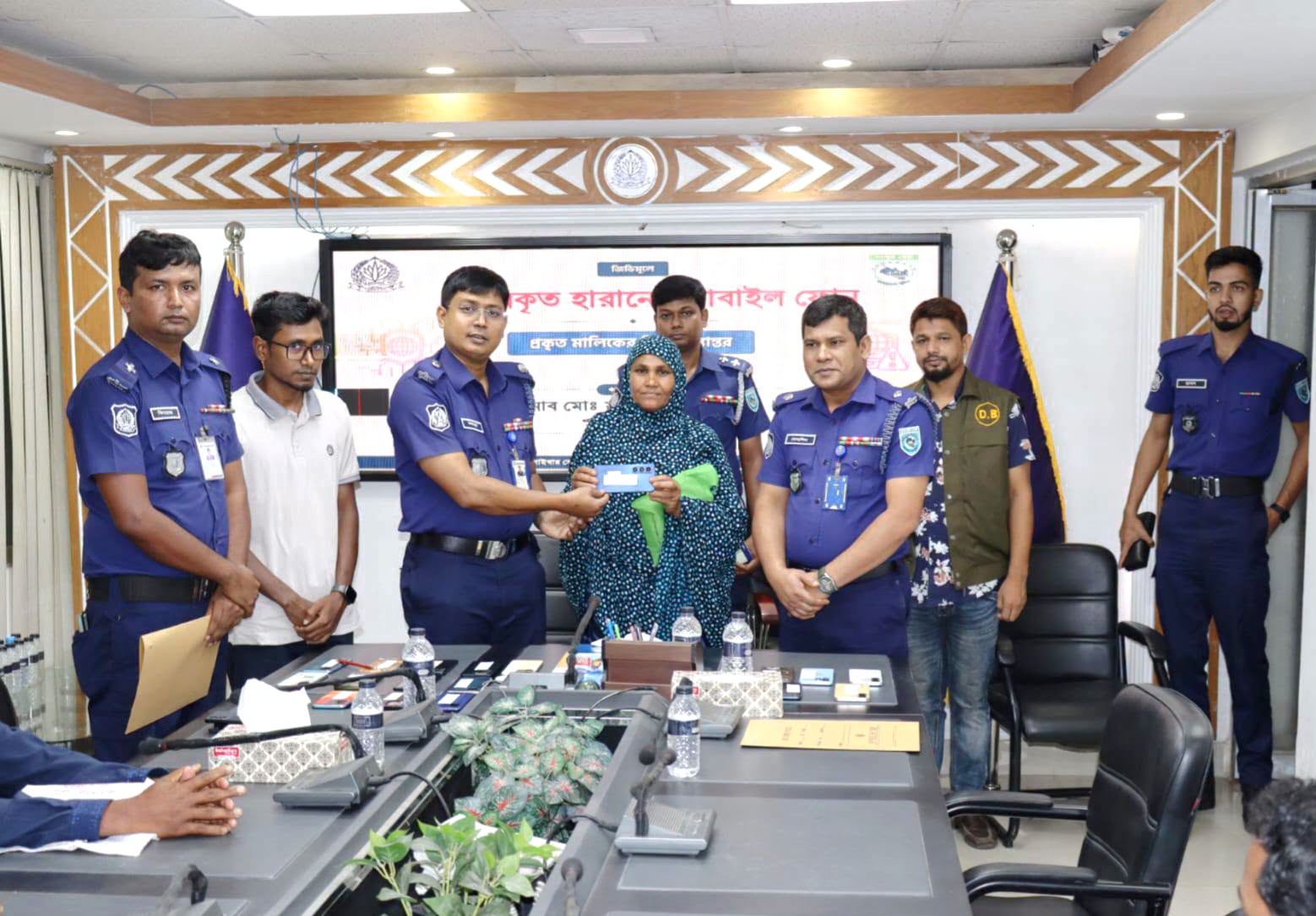 নীলফামারীতে সাইবার সেলের অভিযানে উদ্ধার ৩০ হারানো মোবাইল, মালিকদের কাছে হস্তান্তর