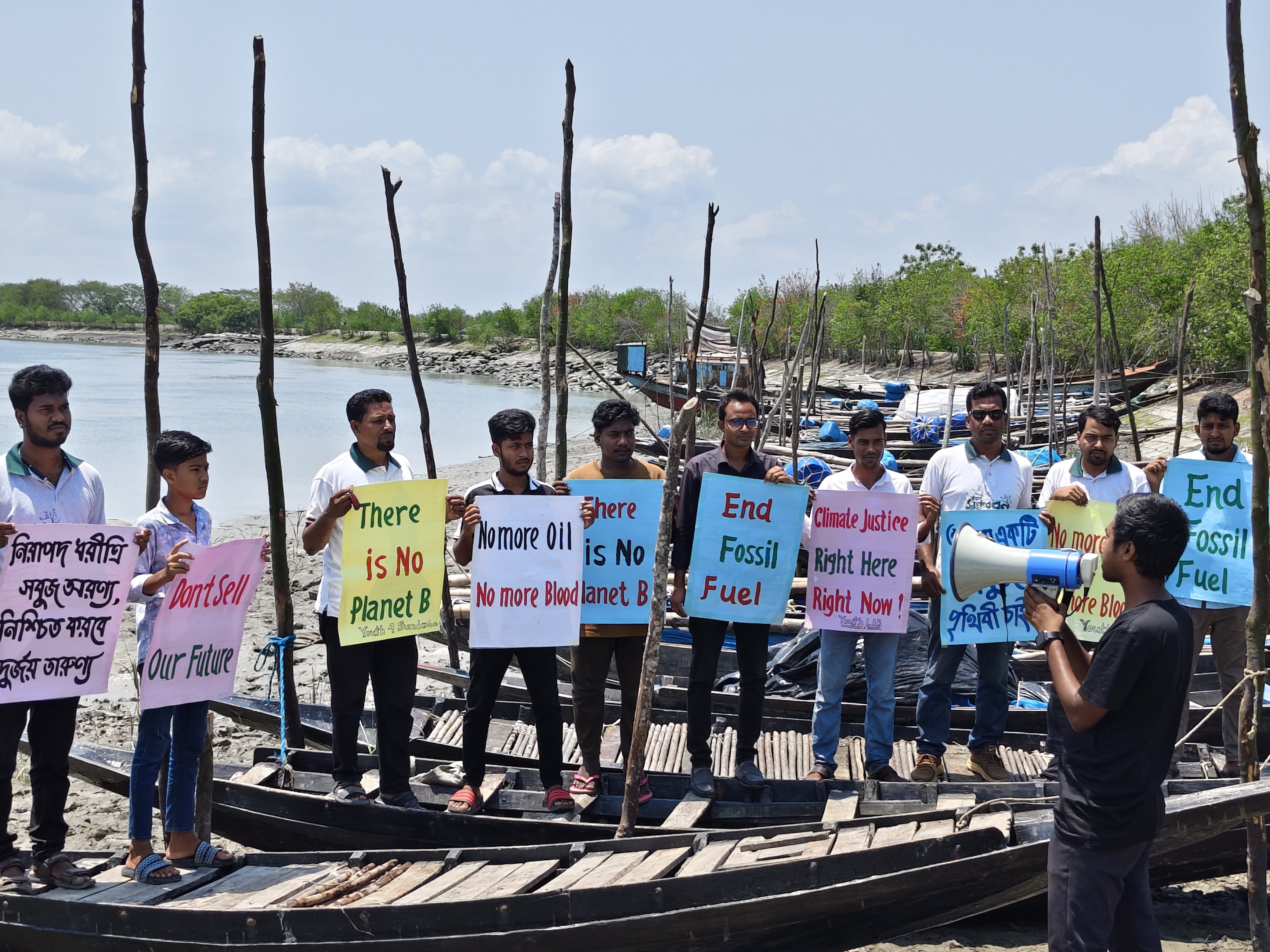 কয়রায় বৈশ্বিক জলবায়ু ধর্মঘট, নবায়নযোগ্য জ্বালানিনির্ভর বিদ্যুতের দাবি তরুণদের