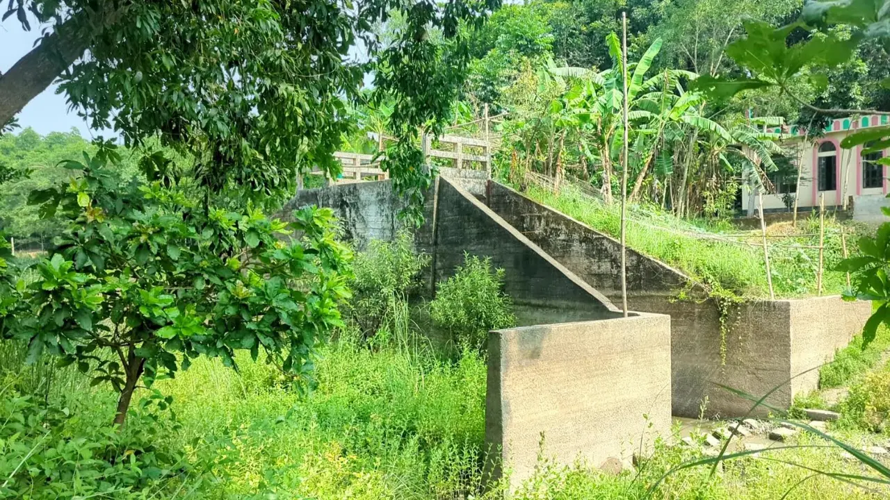 ৮ বছরেও পুনর্নির্মাণ হয়নি স্লুইস গেটের সংযোগ সড়ক
