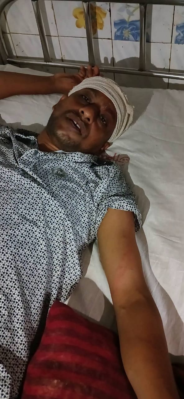 গাছ কাটতে বাধা দেওয়ায় বনকর্মীকে কুপিয়ে জখম