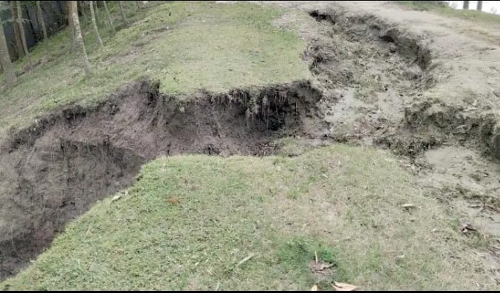গাইবান্ধা শহররক্ষা বাঁধের ২৫টি স্থানে ধস, এ বাধ ঘিরে জনমনে দেখা দিয়েছে উদ্বেগ ও আতঙ্ক