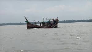 ট্রলারের পাখা ভেঙে ৩ দিন ধরে সাগরে ভাসছে ১৭ জেলে
