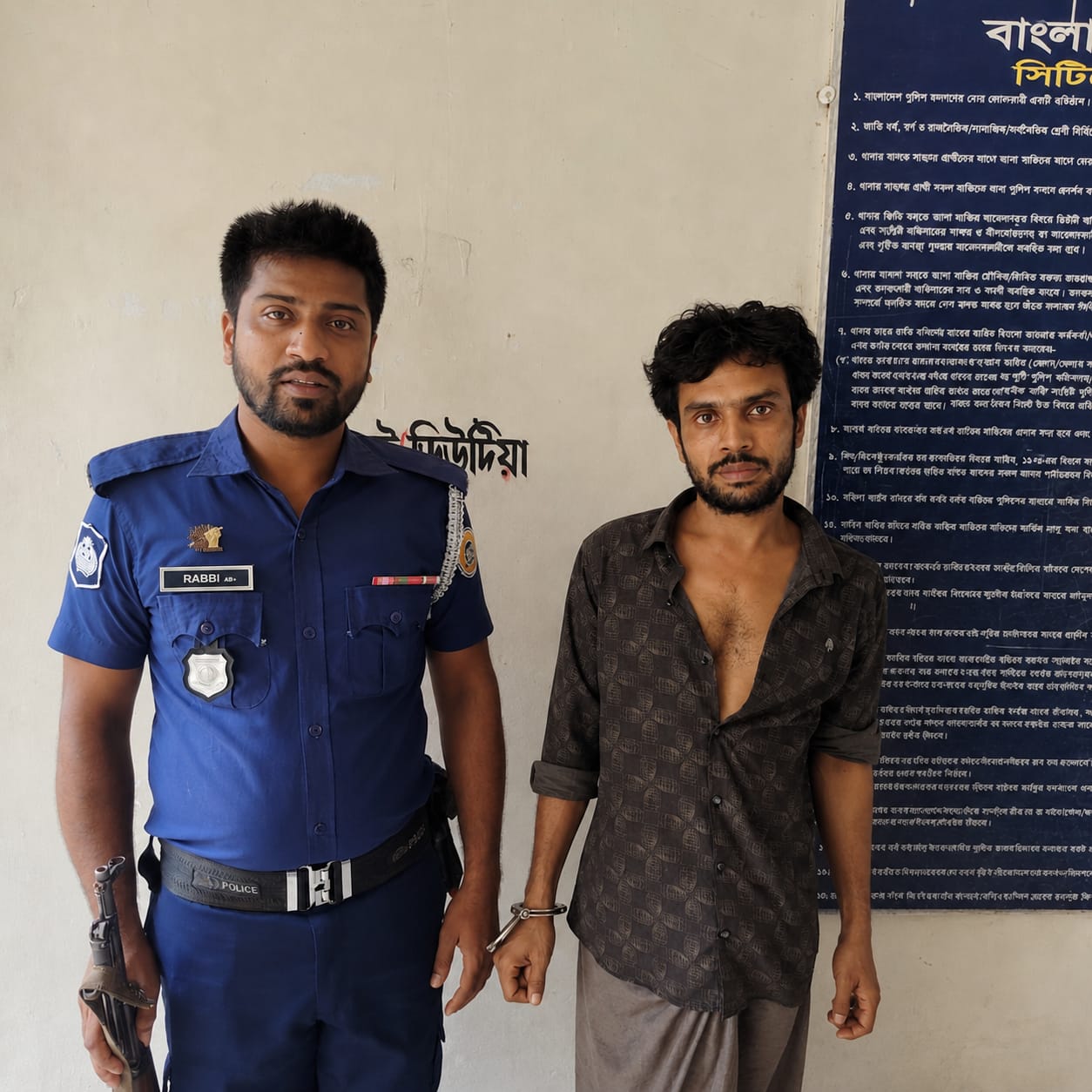 মঠবাড়িয়ায় মাদক ব্যবসায়ীকে আটক করে পুলিশের হাতে সোপর্দ করলেন এলাকাবাসী