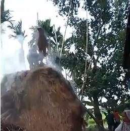 ব্যক্তিগত বিরোধের জেরে পার্বতীপুরে গৃহস্থের খড়ের পুঞ্জে আগুন, ব্যাপক ক্ষয়ক্ষতির অভিযোগ