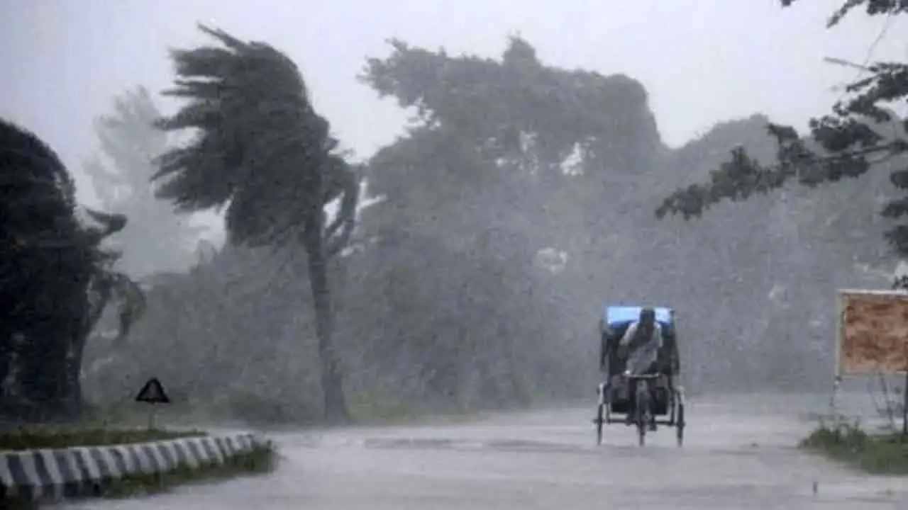 ১৭ অঞ্চলে ঝড়ের আভাস, নদীবন্দরে সংকেত