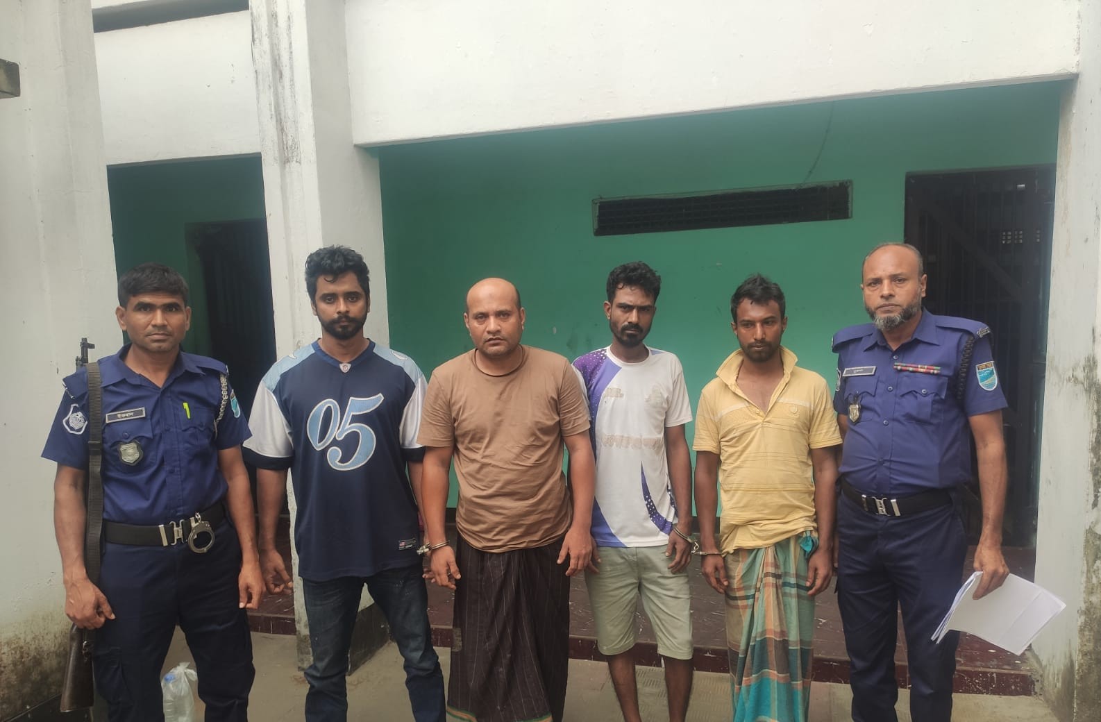 ধামরাইয়ে পুলিশের ওপর দুই দফা হামলা, যুবদল নেতাসহ গ্রেপ্তার ২