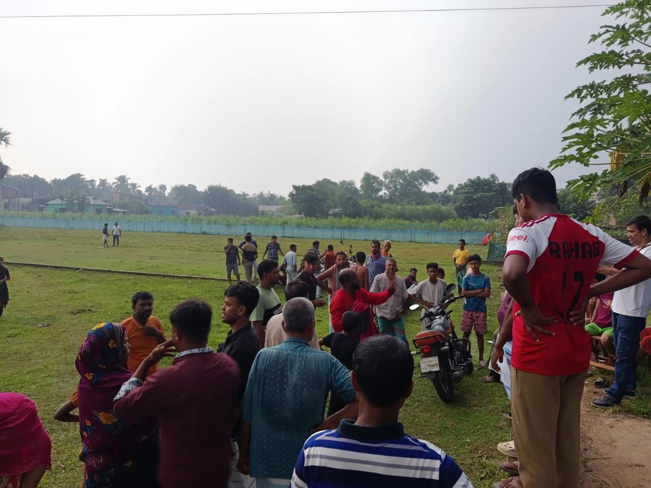 গলায় ছুরি, শিশুকে হত্যার হুমকি দিয়ে লুট