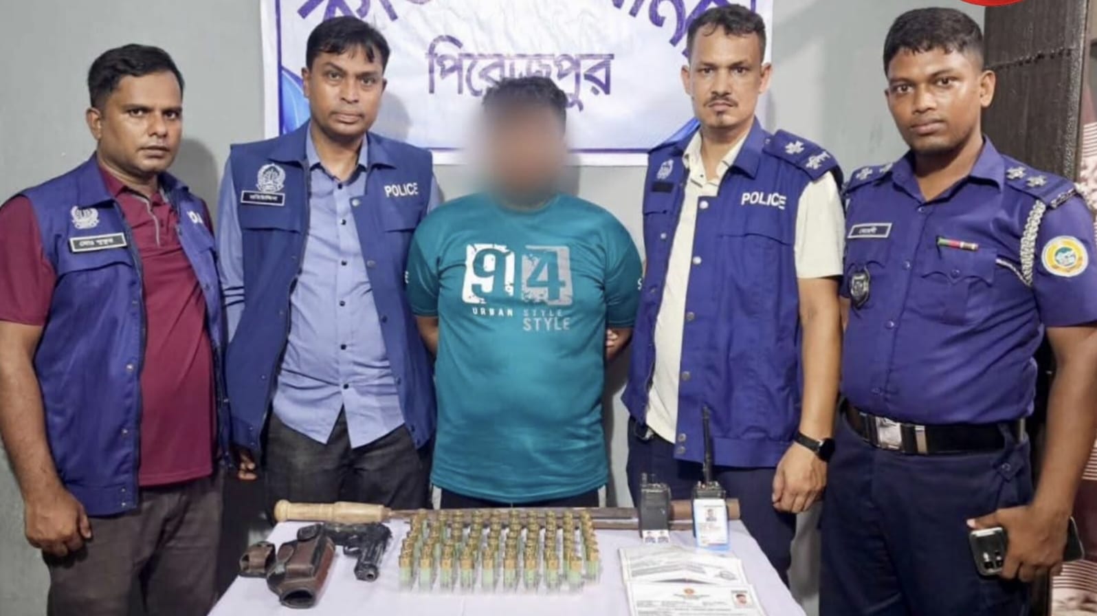পিরোজপুরে ৬৯ রাউন্ড কার্তুজ, ওয়াকিটকি ও ভুয়া পুলিশ আইডিসহ যুবক গ্রেপ্তার