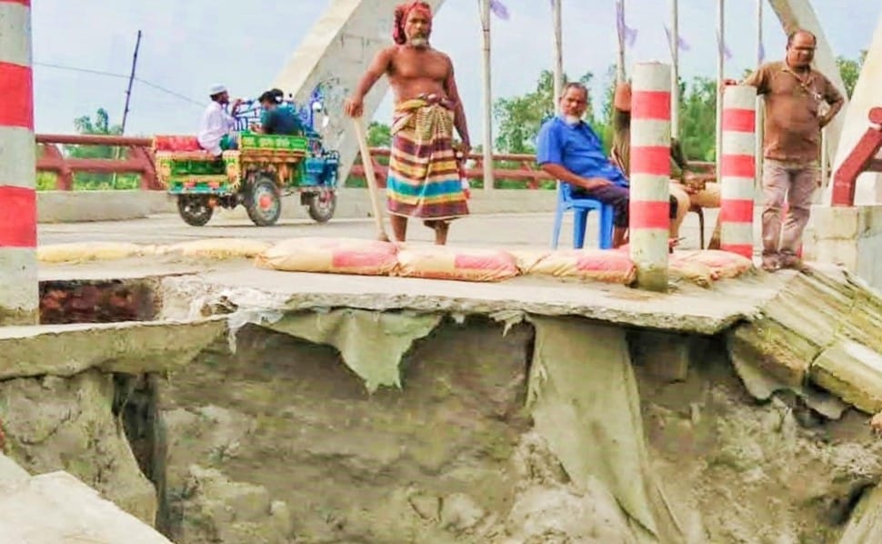 গাইবান্ধার মাওলানা ভাসানী সেতুর সংযোগ সড়কে ধ্বস, জনমনে উদ্বেগ- উৎকণ্ঠা
